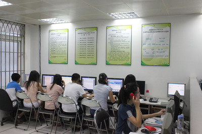 家長(zhǎng)與考生踴躍咨詢我校2014年招生政策